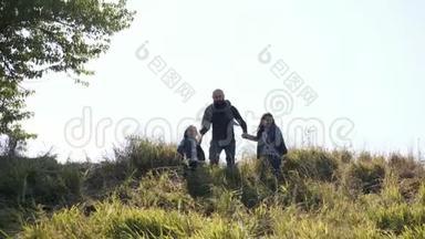 父亲带着两个女儿在镜头前从山上跑出来。
